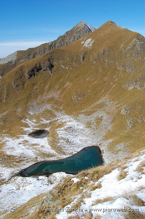 26 Monte Toro e laghi da Quota 2377 m.JPG